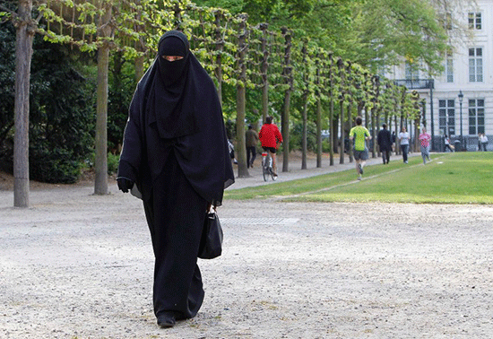 Suisse: les députés approuvent l'interdiction de la burqa