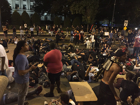 USA : des centaines de personnes dans la rue à Charlotte malgré le couvre-feu