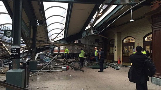 un train défonce une gare, un mort et plus de 100 blessés