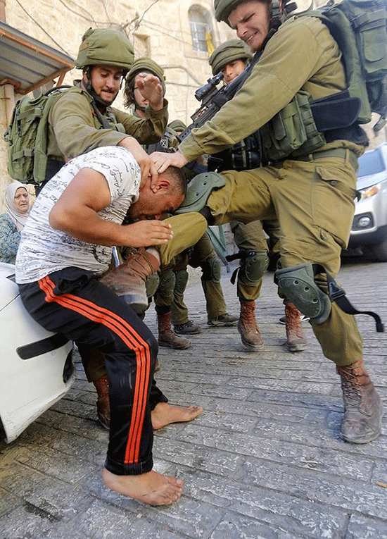Un Palestinien non armé tabassé par des soldats à un checkpoint

