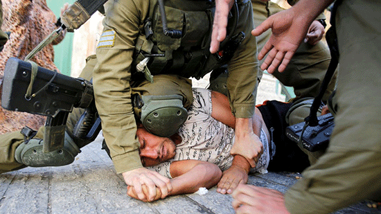 Un Palestinien non armé tabassé par des soldats à un checkpoint

