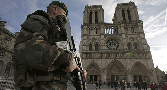 Découverte de bonbonnes de gaz dans une voiture à Paris, deux arrestations