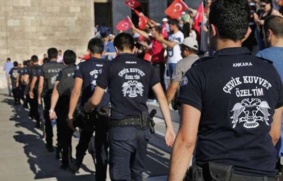 Purges en Turquie: le gouvernement renvoie 8.000 membres des forces de l'ordre.