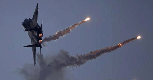 «Israël» frappe dans la bande de Gaza après un tir de roquette palestinien

