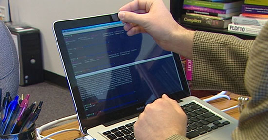 Le directeur du FBI vous recommande de mettre du ruban adhésif sur votre webcam
