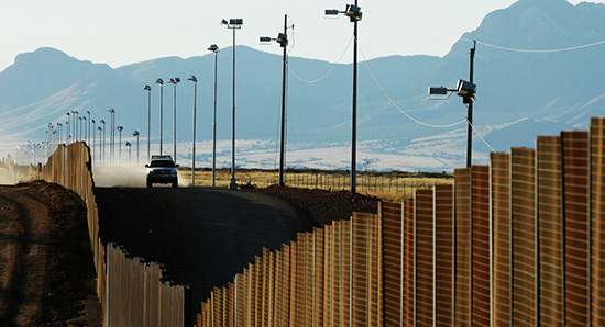 Trump lance le projet de mur avec le Mexique, Peña Nieto condamne.