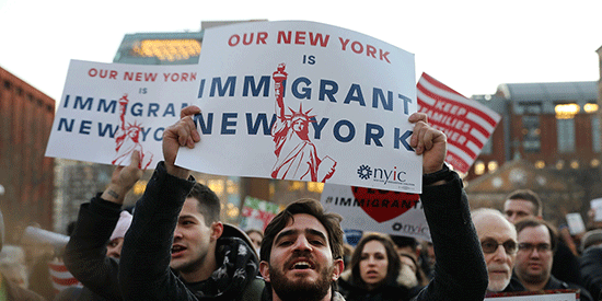 Un millier de personnes défilent à New York pour défendre les immigrés contre Trump