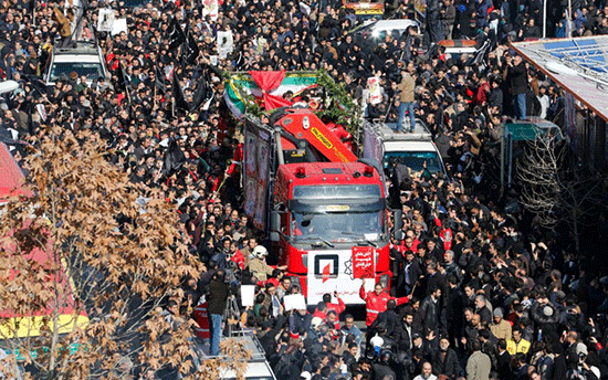Iran: des milliers d’Iraniens aux obsèques de 16 pompiers morts dans l’effondrement d’un immeuble

