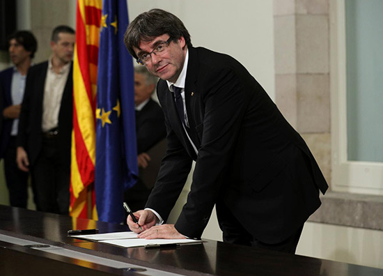 Le président de Catalogne a signé une déclaration d'indépendance mais la suspend.