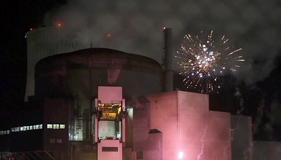 France: des militants de Greenpeace tirent des feux d’artifice dans l’enceinte d’une centrale nucléaire
