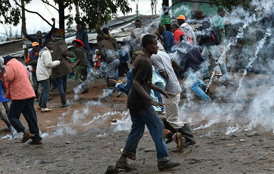 Kenya: violents heurts, la présidentielle reportée à samedi dans plusieurs comtés