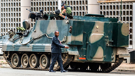 Zimbabwe : arrestations autour de Mugabe, l’ex-vice-président de retour