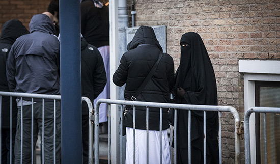Pays-Bas: les femmes terroristes inquiètent les services de renseignement.
