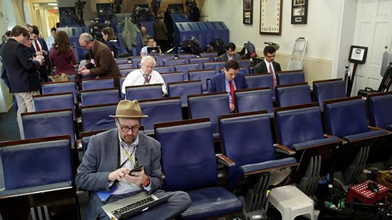 Des médias américains privés d'accès au briefing de la Maison Blanche