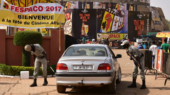 Burkina Faso: deux commissariats attaqués par des hommes armés