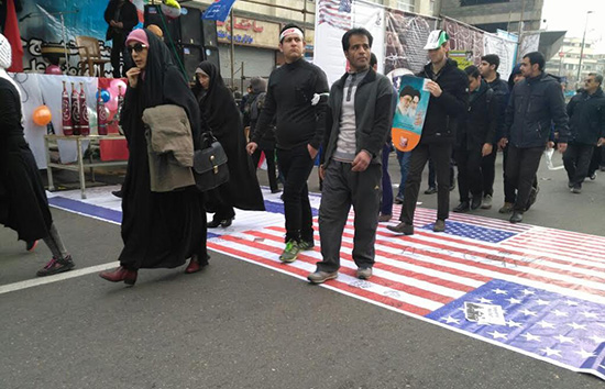 Les Iraniens célèbrent leur révolution, dénoncent Donald Trump