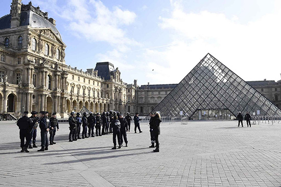 Attaque au Louvre: Le suspect, un Egyptien de 29 ans, aurait tweeté juste avant l’attaque

