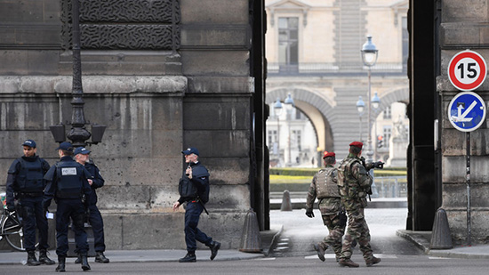 Attaque terroriste à la machette au Louvre: un militaire attaqué, l’assaillant blessé