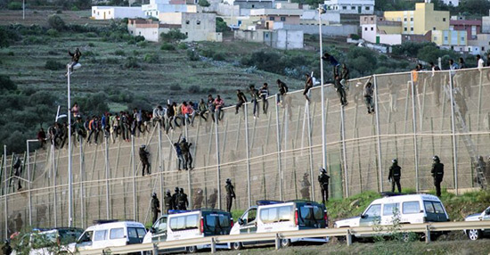 Maroc/Espagne: des centaines de migrants ont forcé la frontière à Ceuta