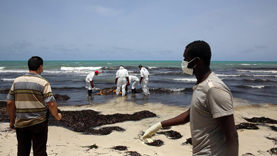 Libye: 74 corps de migrants découverts sur une plage près de Tripoli.
