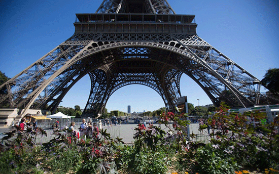 Paris: la tour Eiffel bientôt bunkérisée derrière un mur de verre ?