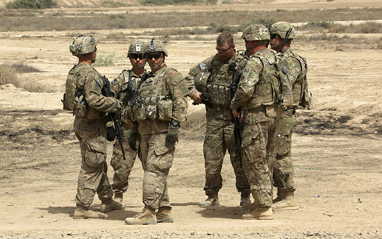 Les Etats-Unis pourraient envoyer, pour la première fois, des troupes au sol en Syrie pour combattre le groupe terroriste «Daech», selon un rapport de CNN citant des fonctionnaires de la Défense américaine anonymes. «Il est possible qu'on voie prochainement des troupes conventionnelles être déployées au sol en Syrie pendant un certain temps», a indiqué un responsable du Pentagone anonymement à CNN jeudi 16 février. S'il s'agit à priori d'une déclaration forte, elle n'a néanmoins pas été suivie par d'autres précisions. De plus, CNN explique que de nombreux fonctionnaires de la Défense américaine s'exprimant également de façon anonyme auraient affirmé qu'il s'agit uniquement d'un «concept» et non d'une proposition formelle.  D’après CNN, le déploiement de troupes en Syrie serait un signe d’engagement de la part de la nouvelle administration et de James Mattis, nouveau ministre de la Défense qui a fait de la lutte contre «Daech» une priorité. Mattis avait en effet fait savoir à la presse qu’il comptait changer de stratégie par rapport à la précédente administration. Les premières instructions en tant que président de Donald Trump à son secrétaire d'Etat à la Défense ont été d'exiger dans les plus brefs délais la formulation d'une stratégie de lutte contre «Daech», un plan concret devant être dévoilé à la fin du mois de février. Pour le moment, les américains opèrent dans ce pays, mais seulement à travers des Forces d’Opérations Spéciales qui entraînent des groupes armés dits «modérés» qui combattent «Daech» sur le terrain. Des opérations remises en question au moment où certains de ces groupes rejoignent «Al-Qaïda». Le déploiement de troupes américaines sur le sol syrien pourrait ne pas gêner le président syrien, Bachar al-Assad. Lors de son dernière interview avec Yahoo News, il avait déclaré : «si les Américains sont sérieux, bien sûr qu’ils sont les bienvenus comme n’importe quel pays qui veut combattre le terrorisme. Bien sûr, sans aucune hésitation, nous pouvons dire cela». Dans son interview, Assad avait salué la présence des troupes russes sur son sol, martelant que les Russes étaient sérieux sur la question de la lutte contre le terrorisme. «Nous avons invité les Russes, parce que les Russes étaient sérieux sur cette question», a-t-il dit. CNN rapporte également que Donald Trump pourrait fortement augmenter la présence militaire américaine en Irak. La limite, qui pourrait être supprimée, est actuellement fixée à 5 262 soldats, sans compter les affectations temporaires. Actuellement, 5 155 soldats américains sont présents sur le sol irakien. Source : agences et rédaction 