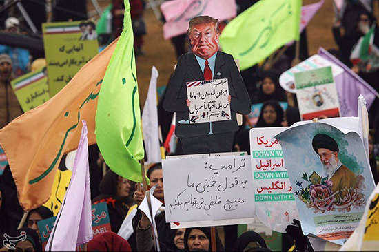 Les Iraniens célèbrent leur révolution, dénoncent Donald Trump