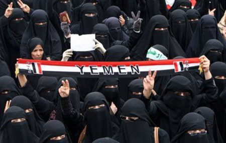 Yémen: des femmes observent à Sanaa un sit-in de protestation contre la guerre

