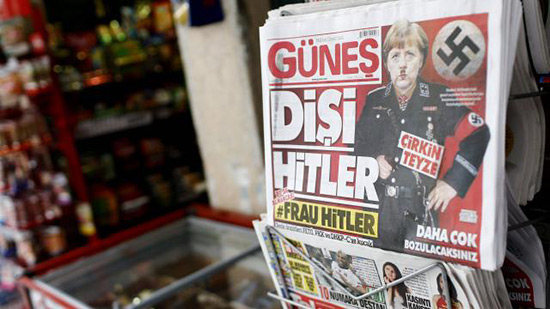 Un photomontage de Merkel en Hitler en une d'un quotidien turc.