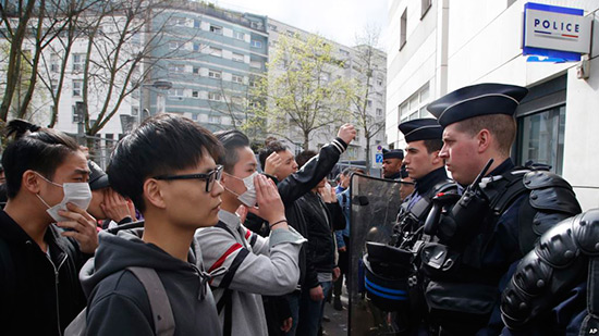 Chinois tué à Paris: un média chinois évoque le racisme de la police française
