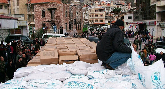 Les militaires russes distribuent près de 7 t d'aide humanitaire en Syrie.
