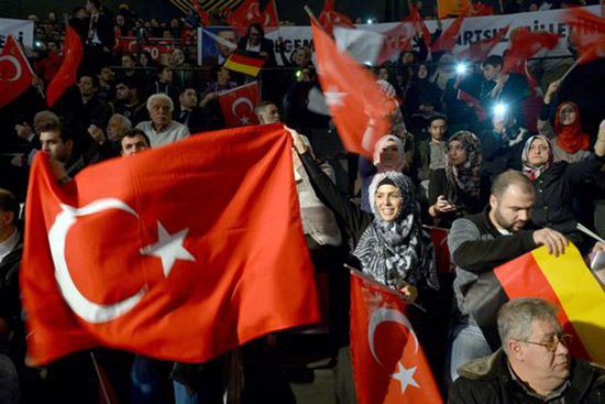 Berlin menace d'interdire les rassemblements pro-Erdogan.