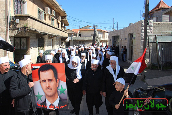 Golan occupé: des centaines de manifestants commémorent l’indépendance de la Syrie, sous le portait d’Assad