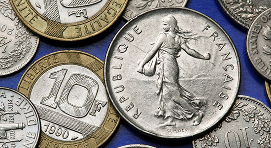 France : la sortie de l’euro pourrait prendre un an et demi, dit Le Pen

