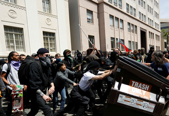 11 blessés dans de violents affrontements entre pro et anti Trump à Berkeley