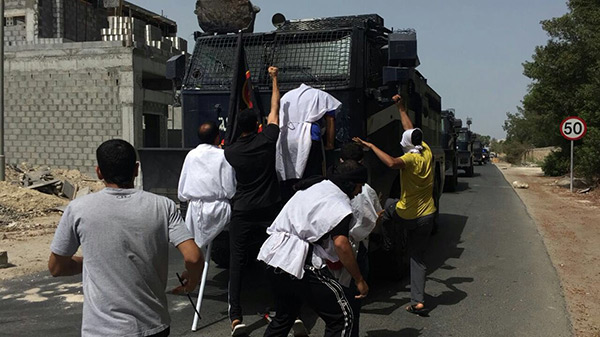 Bahreïn: Les forces du régime prennent d’assaut le village de Daraz, des manifestants y résistent