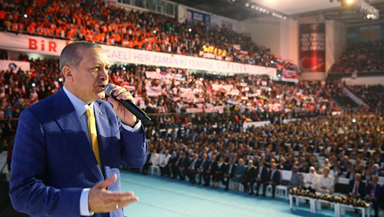 Recep Tayyip Erdogan réélu à la tête de l'AKP, le parti au pouvoir
