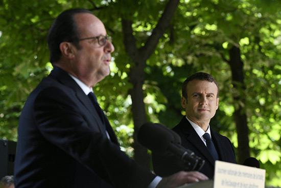 Hollande commet un «crime de lèse-majesté» en présence d’Emmanuel Macron.