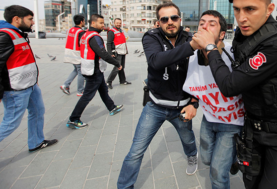 Istanbul: La police use de gaz lacrymogène pour disperser la manifestation du 1er mai