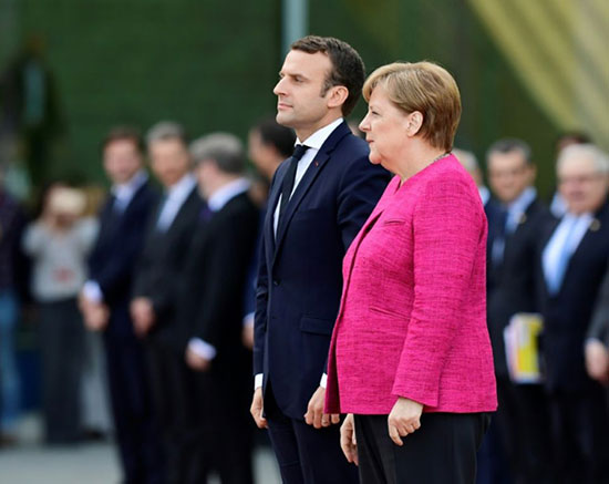 Zone euro: Merkel et Macron se disent ouverts à l’idée d’un changement de traité européen