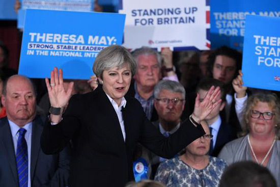 Royaume-Uni: avance record pour les conservateurs dans un sondage.