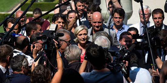 France: cohue médiatique à l’arrivée de Marine Le Pen à l’Assemblée
