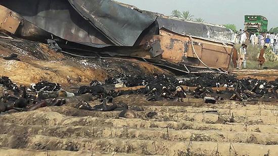 Au Pakistan, triste Aïd après un incendie qui fait 153 morts