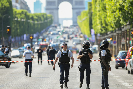 Attentat raté sur les Champs-Elysées: quatre membres de la famille de l’assaillant en garde à vue
