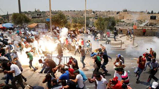 Affrontements entre Palestiniens et policiers israéliens à al-Aqsa, une centaine de blessés