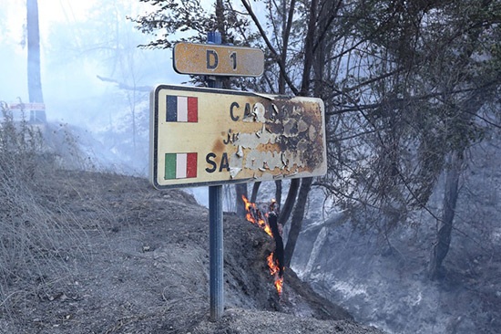 Le sud de la France en proie à des incendies attisés par le vent
