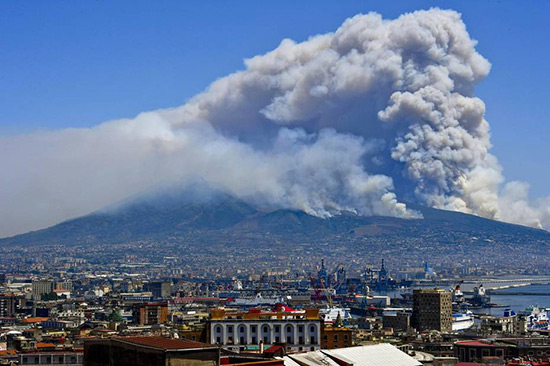 Italie: multiples incendies, le parc national du Vésuve en feu.