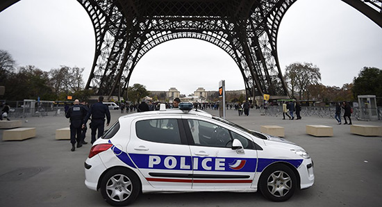 France: garde à vue prolongée pour le suspect de la Tour Eiffel
