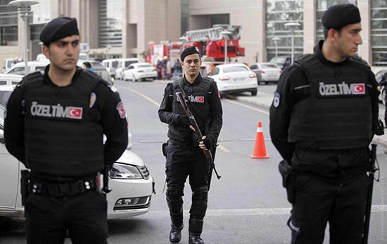 Turquie: mandats d'arrêt contre 35 collaborateurs de médias accusés de liens avec Gülen.