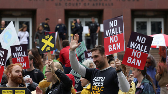 Le nouveau décret migratoire de Trump attaqué en justice.